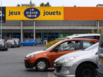 France - Suburb - Shopping area