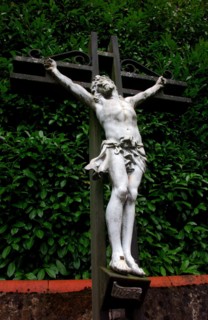 Croix dans un cimetière dans un village du Sud-Ouest de la France