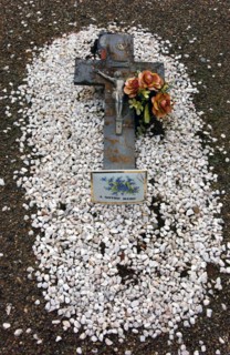 Tombe dans un cimetière dans un village du Sud-Ouest de la France