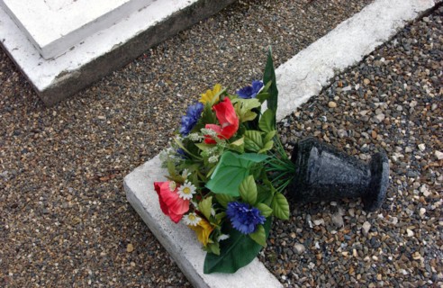Tombe dans un cimetière dans un village du Sud-Ouest de la France