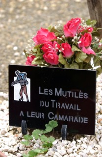 Tombe dans un cimetière dans un village du Sud-Ouest de la France