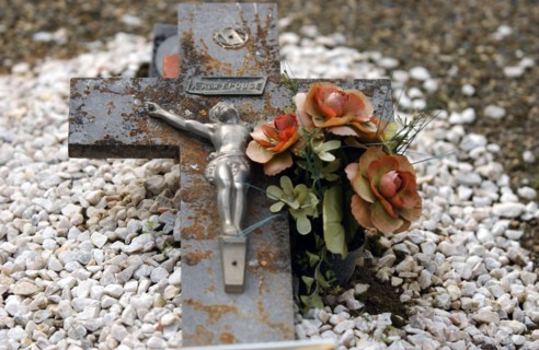 Tombe dans un cimetière dans un village du Sud-Ouest de la France