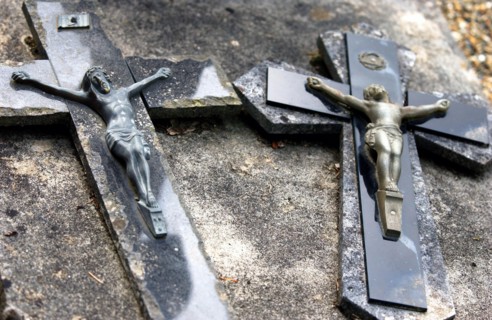 Tombe dans un cimetière dans un village du Sud-Ouest de la France