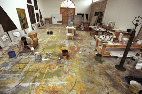 Le peintre Richard Texier dans son atelier, juillet 2002