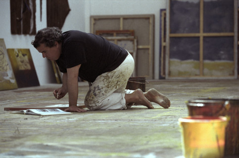 Le peintre Richard Texier dans son atelier, juillet 2002