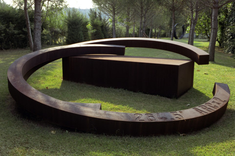 Le sculpteur Bernar Venet, août 2003