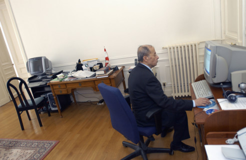 Le général libanais Michel Aoun à Paris, avril 2004