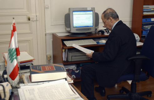 Le général libanais Michel Aoun à Paris, avril 2004