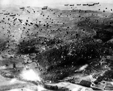 Afin de préparer le débarquement allié dans le sud de la France, des centaines de parachutistes sont largués à l'arrière des lignes ennemies par les avions-cargo