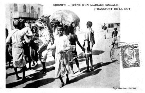 Scene from a wedding in Somalia: transporting the dowry