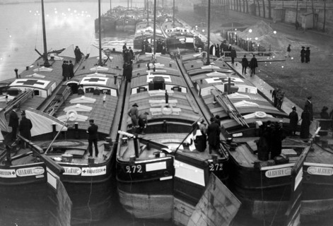 Inauguration d'un train de bateaux-ambulances. Les péniches ambulances