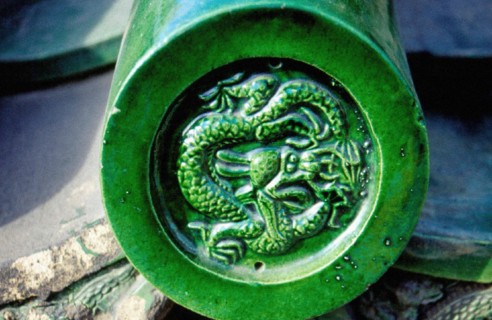 Dragon décoratif sur une tuile colorée vernie