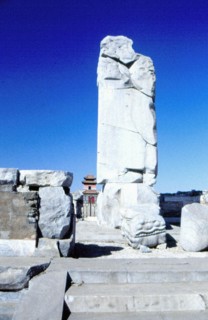 Pierre tombale colossale des Tombes de l'Est, dynastie des Qing près de Huiling, Zunhua
