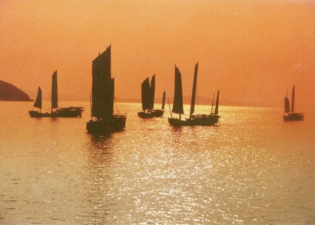 Coucher de soleil sur le lac Taihu, bateaux de pêche, bâteau à voile et jonques, à Suzhou