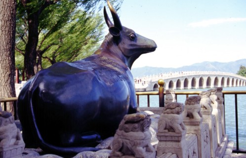 Le Palais d Eté, statue représentant un boeuf d'or