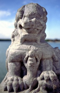 Le Palais d Eté, Lion de pierre sur un pont à 17 arches