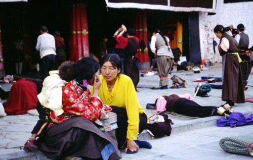 Fidèles en adoration devant le monastère de Jokhong, à Lhassa