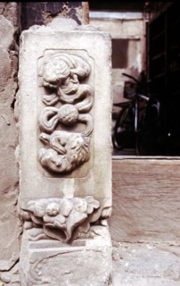 Shidun (blocs de pierre sculptés devant la porte d'une maison)