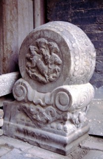 Quartier des "Huttong" à Pékin (ruelles), 
Shidun (blocs de pierre sculptés devant une porte)