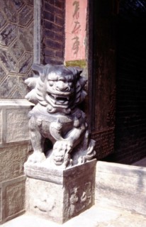 Shidun (blocs de pierre sculptés devant la porte d'une maison), vielle ville de Pingyao