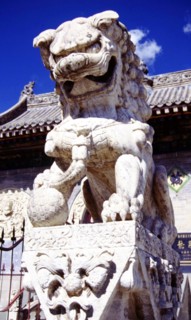 Wutai shan, l'un des plus anciens sites bouddhistes de Chine; temple de Longquan, lion de pierre