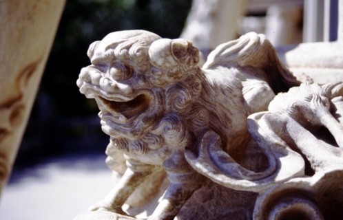 Wutai shan, l'un des plus anciens sites bouddhistes de Chine; temple de Longquan, lion de pierre