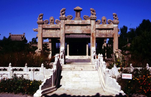 Mausolée de Li Yumei, portique de pierre