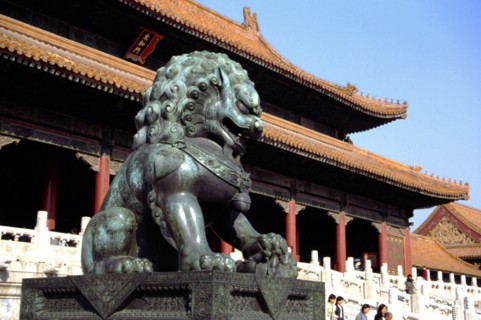 La Cité Interdite, lion de bronze devant la porte Taihe