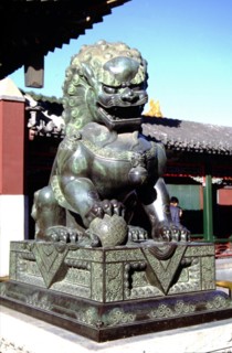 Le Palais d'Eté, Lion de bronze
