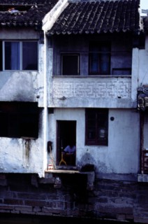 Maisons de part et d'autre d'une cascade