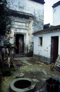 Toit d'une maison dans un vieux village