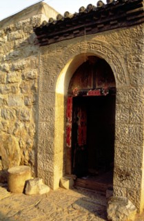 Village de pierre de la famille Yu, porte de la cour
