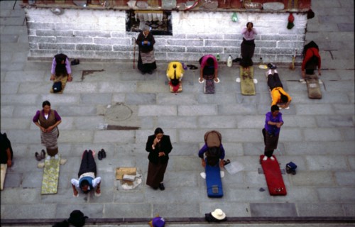 Les fidèles en adoration devant le monastère de Jokhong, à Lhassa