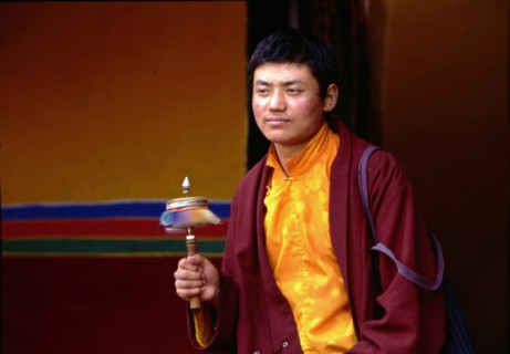 Un Tibétain priant devant le monastère de Jokhong, à Lhassa