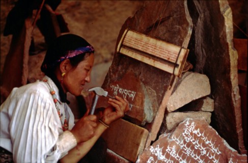 Femme gravant un texte sacré dans la pierre, Lhassa