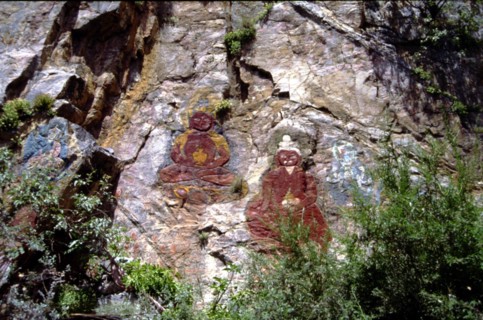 Bouddha sculpté et peint sur la roche