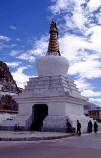 Pagode blanche au pied du Palais de Potala