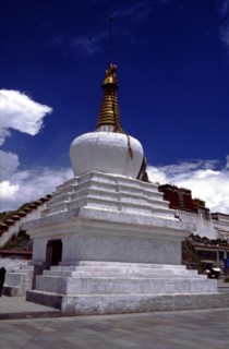 Pagode blanche au pied du Palais de Potala