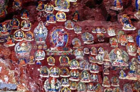 Bouddhas sculptés et peints sur la roche