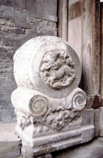 Quartier des "Hutong" (ruelles) à Pékin, Shindun (blocs de pierre sculptés devant une porte)
