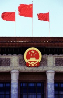 Le drapeau et l'emblème nationaux chinois ornent le Grand Hall du Peuple