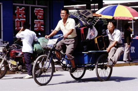 Un homme conduisant un tricycle