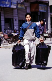 Un homme portant deux sacs