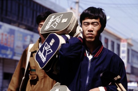 Un homme portant un sac