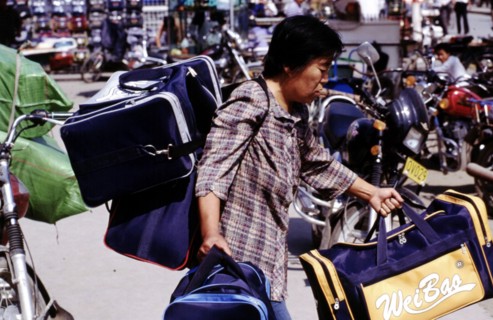 Un homme portant des sacs