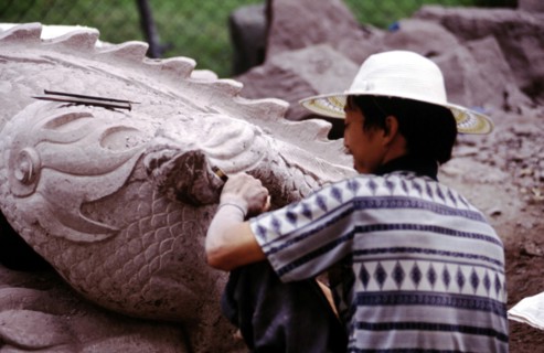 Artiste réalisant une sculpture