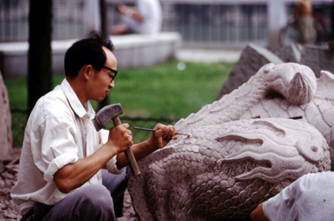 Artiste réalisant une sculpture