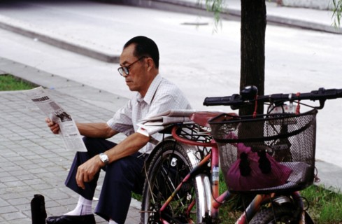 Un homme lisant un journal