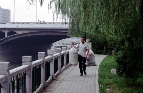Un homme portant deux paniers