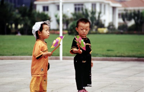 Garçonnets chinois en train de jouer